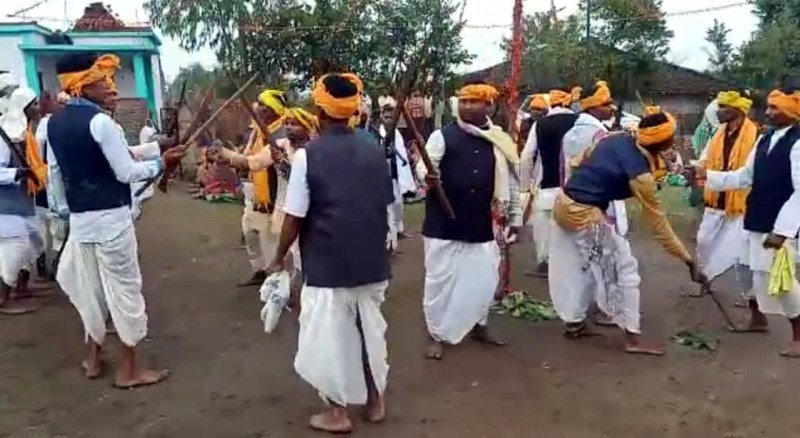 ढ़ोल, टिमकी और गुदुंब वाद्य यंत्रों में थिरकते है लोग