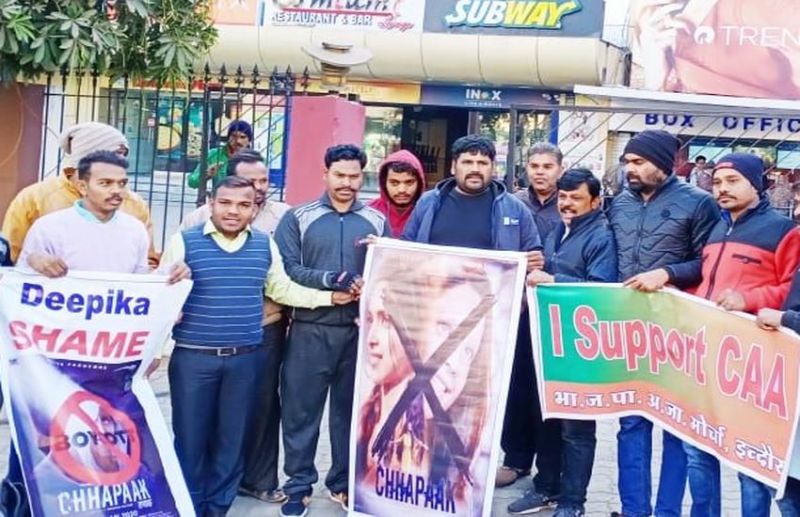 भाजपाइयों ने जलाया दीपिका व फिल्म छपाक का पोस्टर, तो कांग्रेसियों ने किया ये...