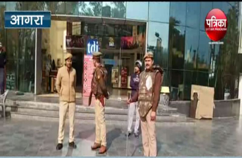 कड़ी सुरक्षा व्यवस्था के बीच Deepika Padukone Movie Chhappak रिलीज, सिनेमाघरों के बाहर पुलिस तैनात