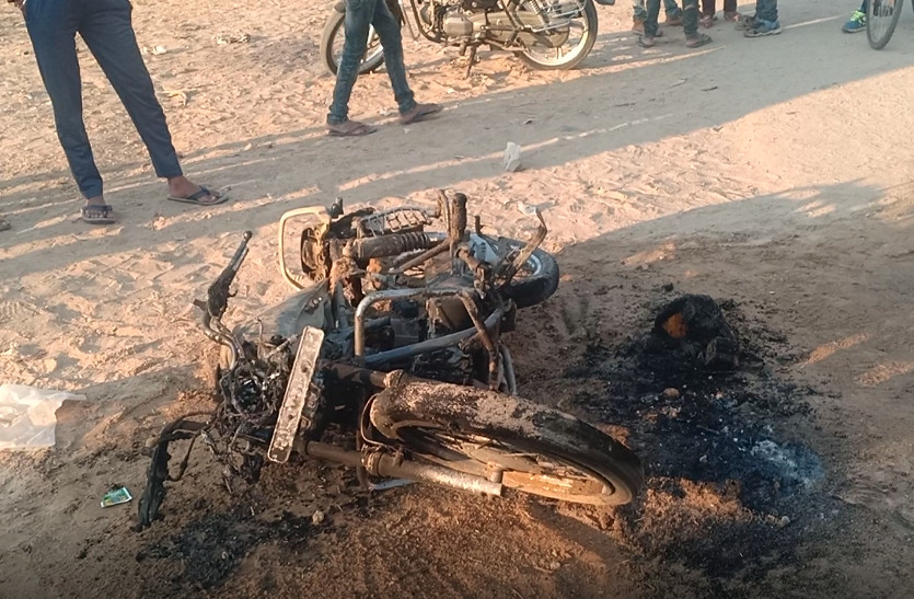Beating With Bike Rider Man : Young Man's Bike Burned : Jaipur Crime