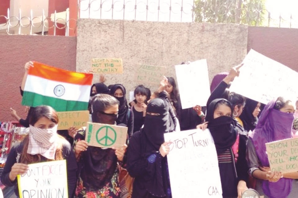 जेएनसी विवाद: विवाद के एक दिन बाद छात्राओं का मौन प्रदर्शन
