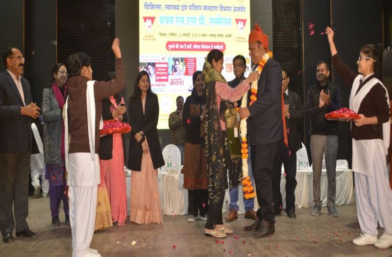 कलक्टर व अधिकारियों के सामने पहनाई इन्होंने वरमाला