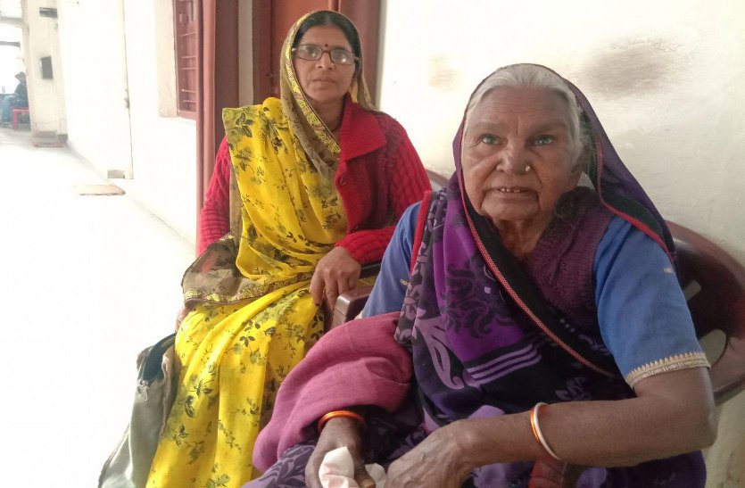Video: आयुक्त की चौखट में फफक-फफकर रोने लगी 85 साल की वृद्धा, कहा बेटी की सरकारी नौकरी के बाद भी अफसरों ने ला दी भीख मांगने की नौबत