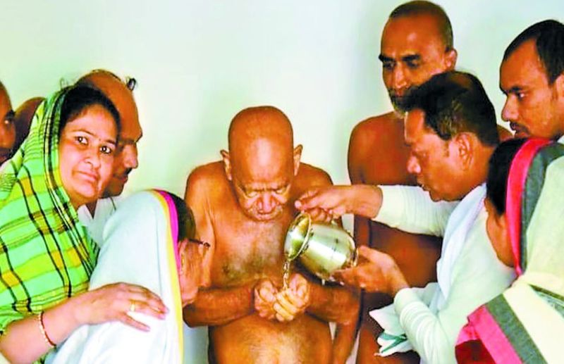 जैन साधु 24 घंटे में केवल एक बार करते हैं अन्न-जल ग्रहण, परिवार को भी करना पड़ता है इन कठोर नियमों का पालन