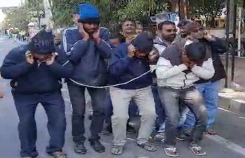 घर में घुसकर तोडफ़ोड़ करने वाले बदमाशों का पुलिस ने निकाला जुलूस, कान पकडक़र लगवाई उठक-बैठक, देखते रहे लोग