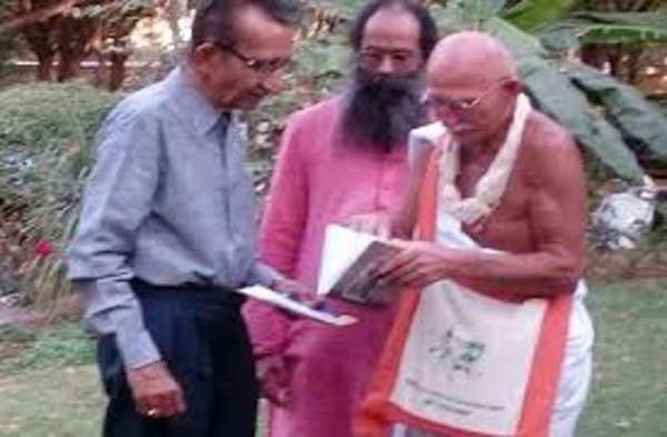 Secretary of Gandhi Peace Foundation Center, Bhawendra Sharad Jain, with the person who is in Gandhi's get up