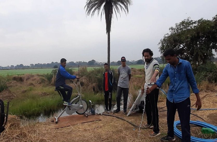 Youth Day: : साइकिल से नरवा के पानी को खेतों तक पहुंचाने की जुगाड़ तकनीक