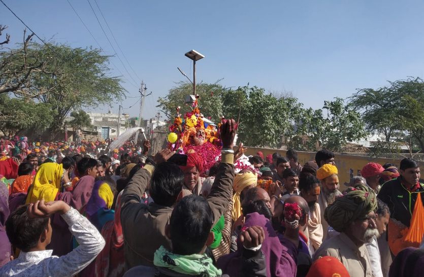Devotees gathered in Mahant's Baikunthi