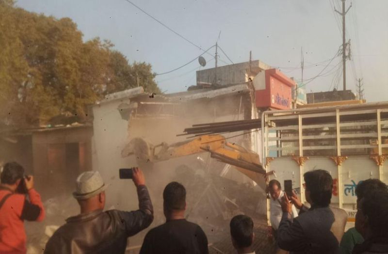 BJP vice president breaks his encroachment in Ratlam