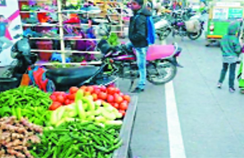 VIDEO : यहां सडक़ पर खींच दी गई है ‘लक्ष्मण रेखा’, अगर पार की तो...