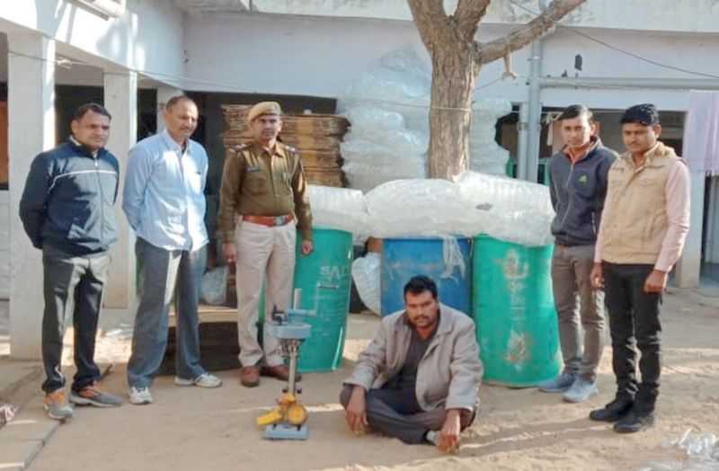 खेत में बने मुर्गी फार्म में चल रहा था अवैध शराब का कारोबार, पुलिस ने पकड़ा