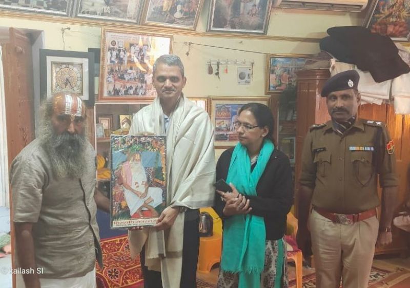 राजस्थान के डीजीपी धर्मपत्नी संग पहुंचे प्रसिद्ध धार्मिक स्थल, पुलिसकर्मियों को इशारा