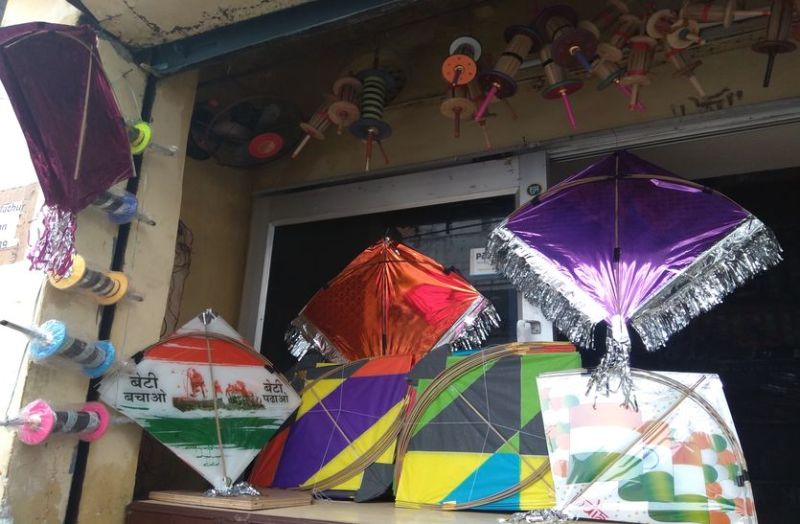 PATANG : चली चली रे पतंग मेरी चली रे...