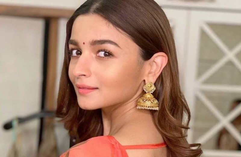 पहली बार इस तरह की फिल्म करेंगी आलिया, न होगा डांस नंबर, न चेहरे पर लगेगा मेकअप...