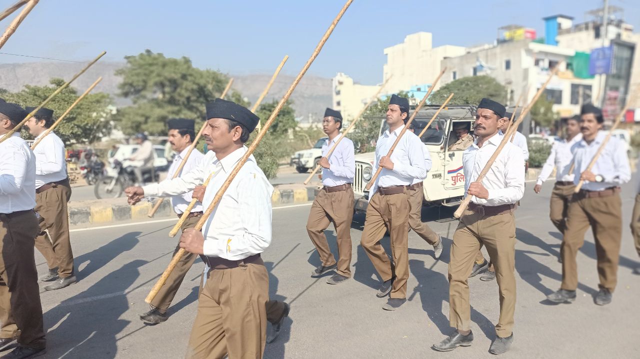 पथ संचलन का जगह-जगह पुष्प वर्षा से स्वागत…..देखिए वीडियो