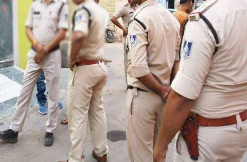 woman looted by criminals in running auto in gwalior