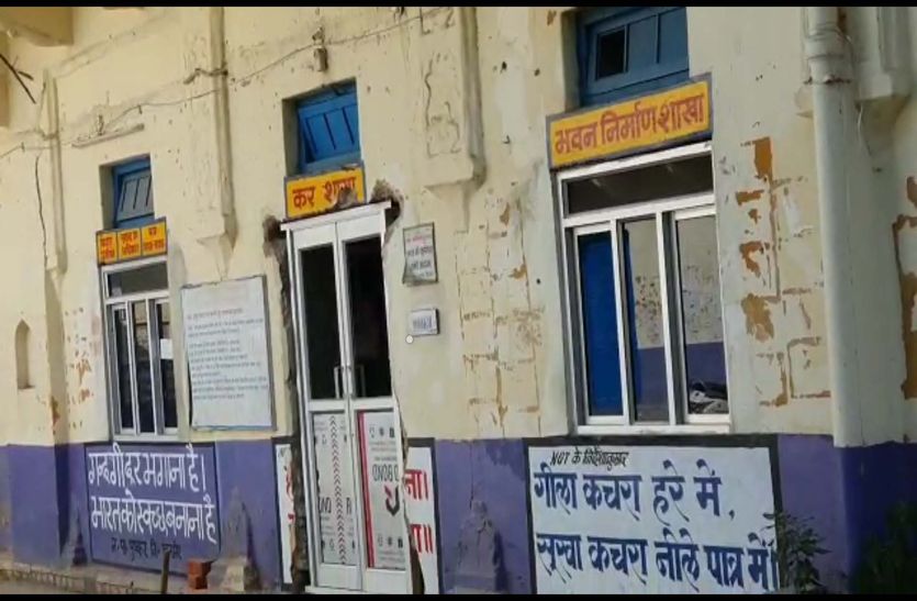 पुष्कर नगर पालिका के भूमि व कर शाखा कार्यालय के दरवाजे दुबारा खोलने पर उपजा विवाद