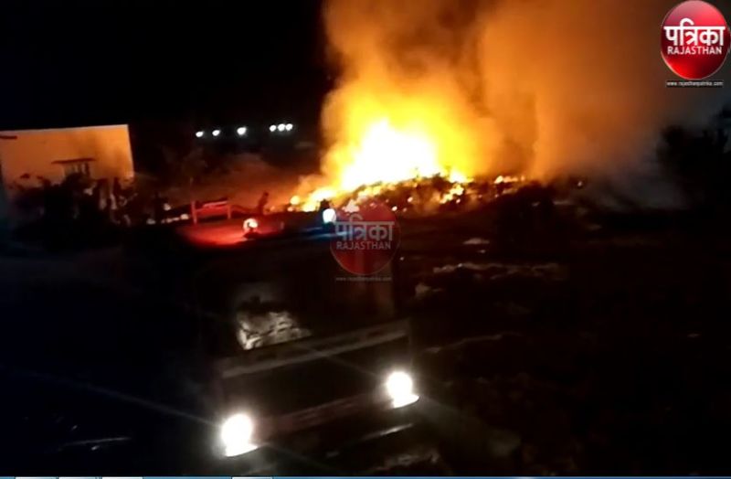 VIDEO : कागज-गत्ता फैक्ट्री में धधकी आग, लाखों का नुकसान