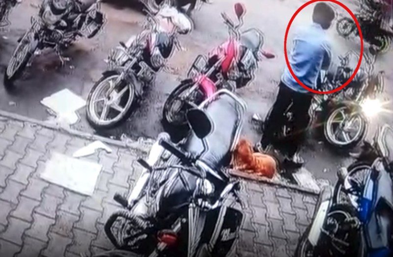 बाईक पर लाखों रूपए से भरा बेग छोड़कर चाय पीने गया युवक, पीछे से बेग हुआ पार, पुलिस ने कराई नाकाबंदी