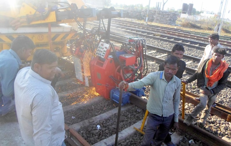 harda, khirkiya, railway, patri, welding machine
