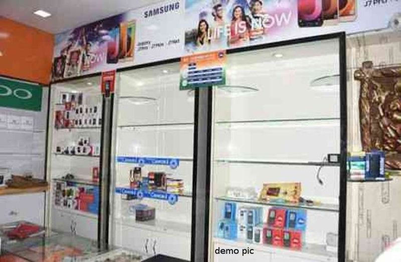 मोबाइल शोरूम के पीछे की दीवार तोड़कर लगाई सेंध, 100 से ज्यादा मोबाइल चोरी