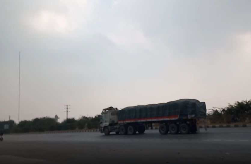 अचानक बदला मौसम, तेज हवाओं के साथ बादल छाए-देखें वीडियो