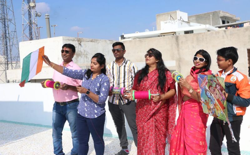 पतंगबाजी को लेकर युवाओं में उत्साहए बाजार रहे गुलजार