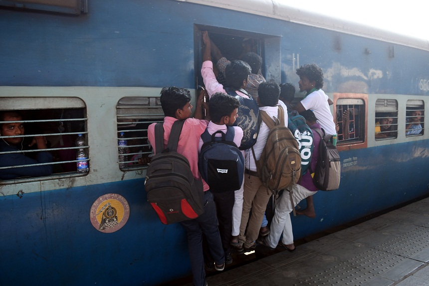 पोंगल : रेलवे स्टेशनों पर दिखी भीड़