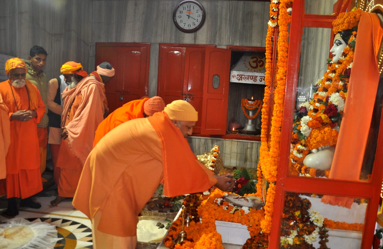 गोरखनाथ मंदिर में सीएम योगी के खिचड़ी चढ़ाने के बाद प्रारंभ होगा खिचड़ी मेला