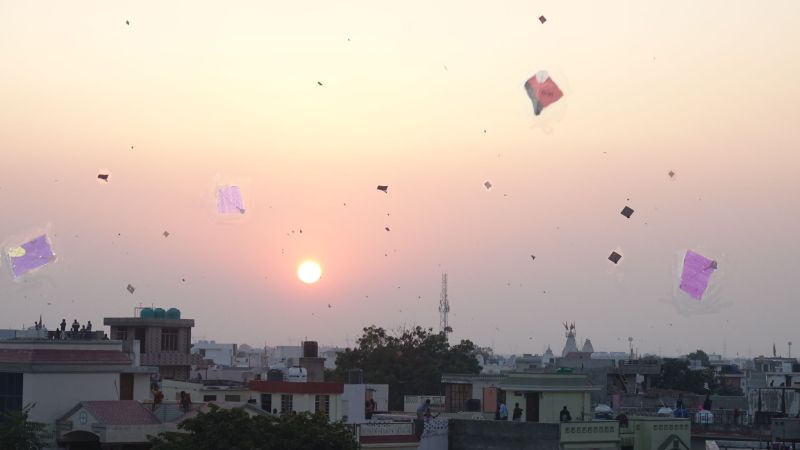 मकर संक्रांति पर्व... ये काटा वो मारा का रहा शोर