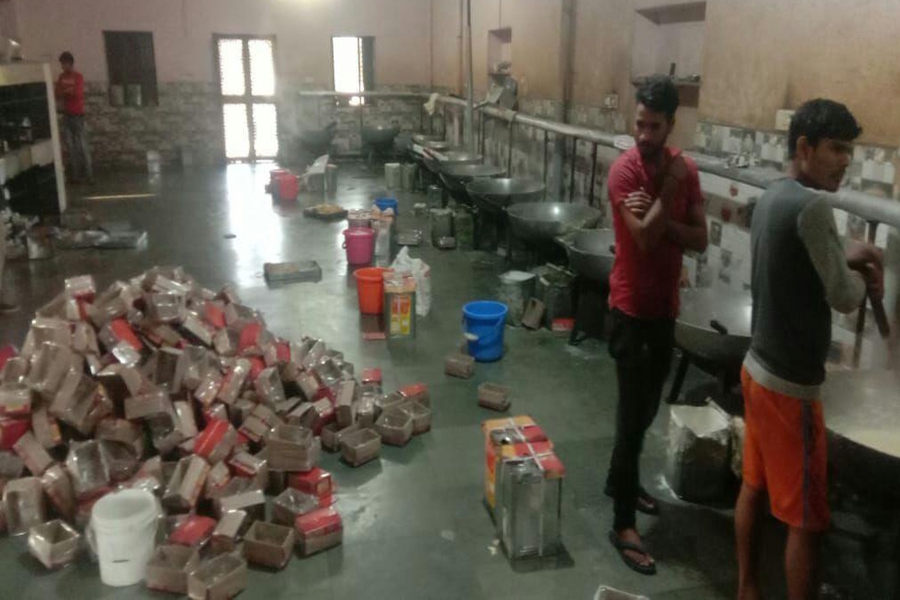 police and SFO recovered nakli mawa from factory in jodhpur