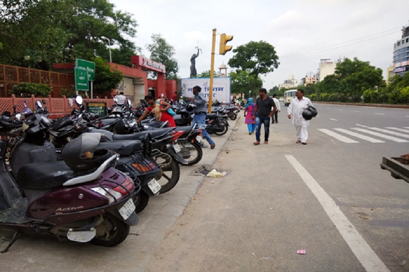 सवालों में रिपोर्ट : फुटपाथ बदहाल, सड़कें फुल, फिर भी राहगीर कैसे सुरक्षित