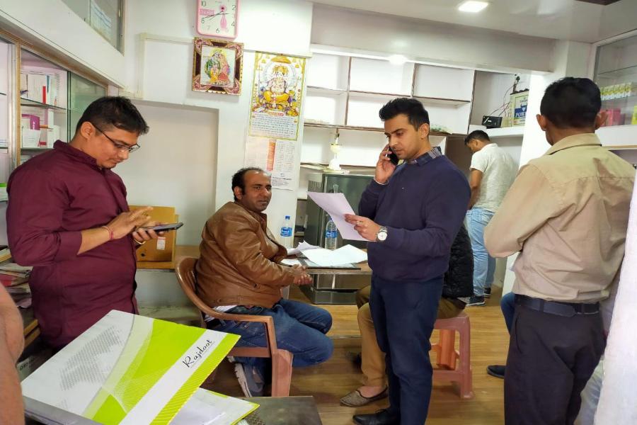 पुलिस और अधिकारी देखते रहे, झोलाछाप भाग गया