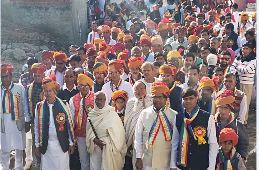 सरवाड़ में दादाबाड़ी की प्रतिष्ठा : आसमां से पुष्पवर्षा, मंगल गीतों की गूंज