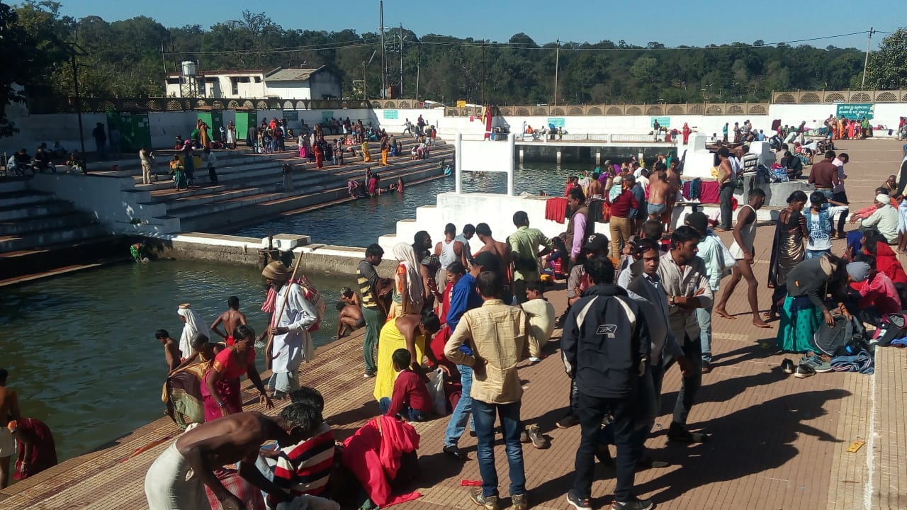 Dip of faith on Narmada Kund and river ghats, worship in temples