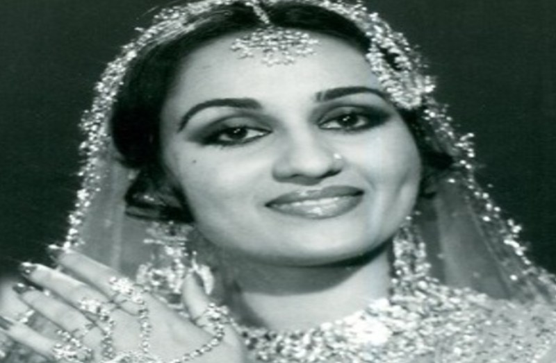 लोग समझते हैं हिंदू, लेकिन असल में मुस्लिम परिवार से हैं ये 6 जानी- मानी अभिनेत्रियां, एक ने नाम बदलकर बनाई थी पहचान...