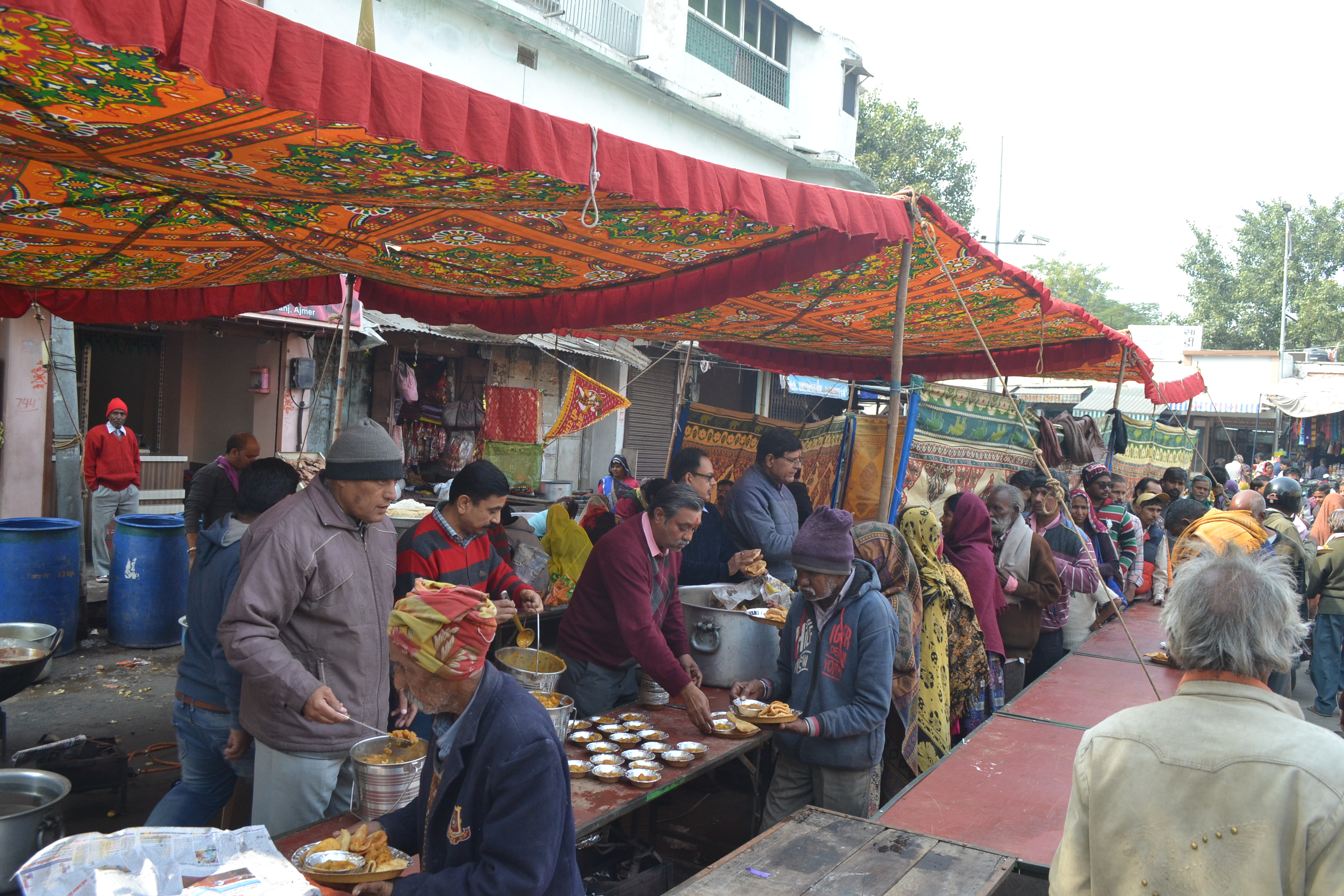 Makar Sankranti 2020 : मकर सक्रांति पर बांटा ऐसा प्रसाद की हो गए लोग मस्त……….. देखिए वीडियो