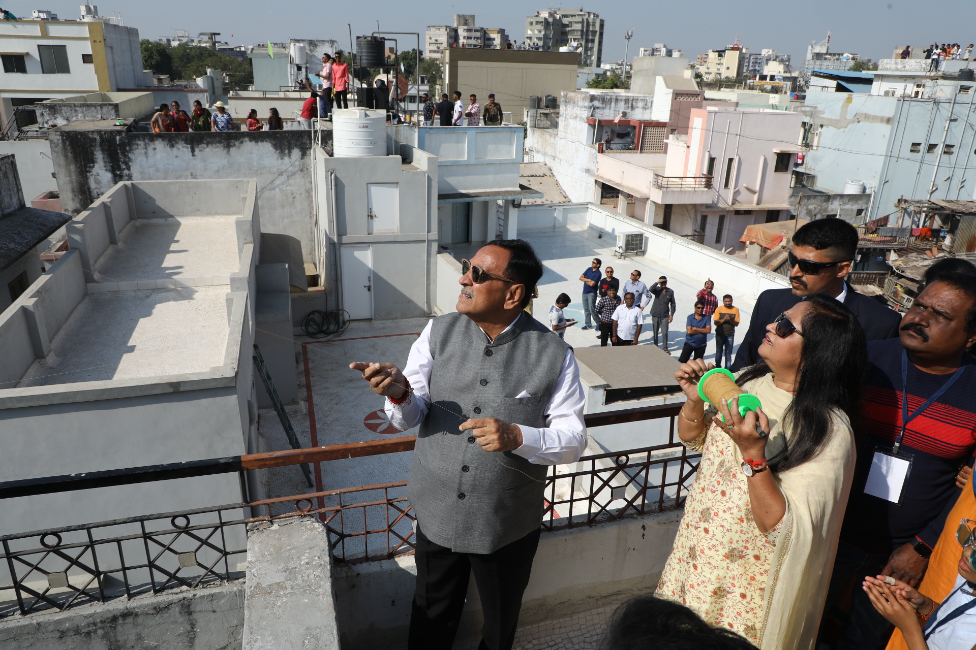 Gujarat: Uttaryan पर अहमदाबाद में CM Rupani ने उड़ाई पतंग
