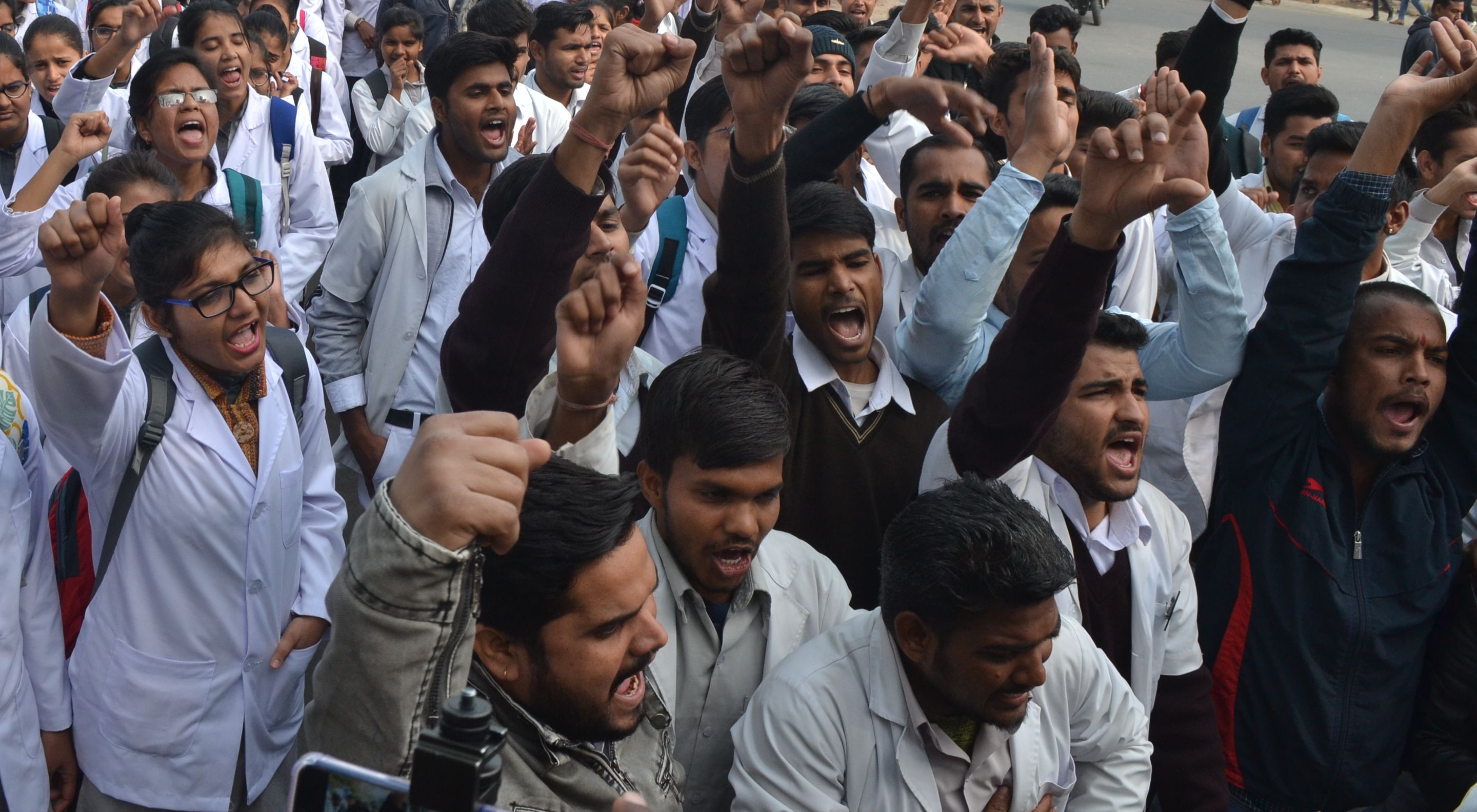 Protests : नर्सिंग छात्र – छात्राओं का विरोध प्रदर्शन……….. देखिए वीडियो