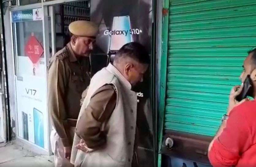 स्मार्ट चोर ,स्मार्ट फोन व नकदी थैले में भरकर हो रहे थे चंपत,पुलिस ने दबोचा