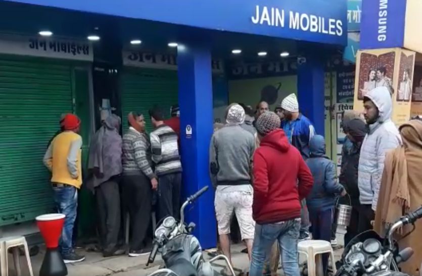 स्मार्ट चोर ,स्मार्ट फोन व नकदी थैले में भरकर हो रहे थे चंपत,पुलिस ने दबोचा