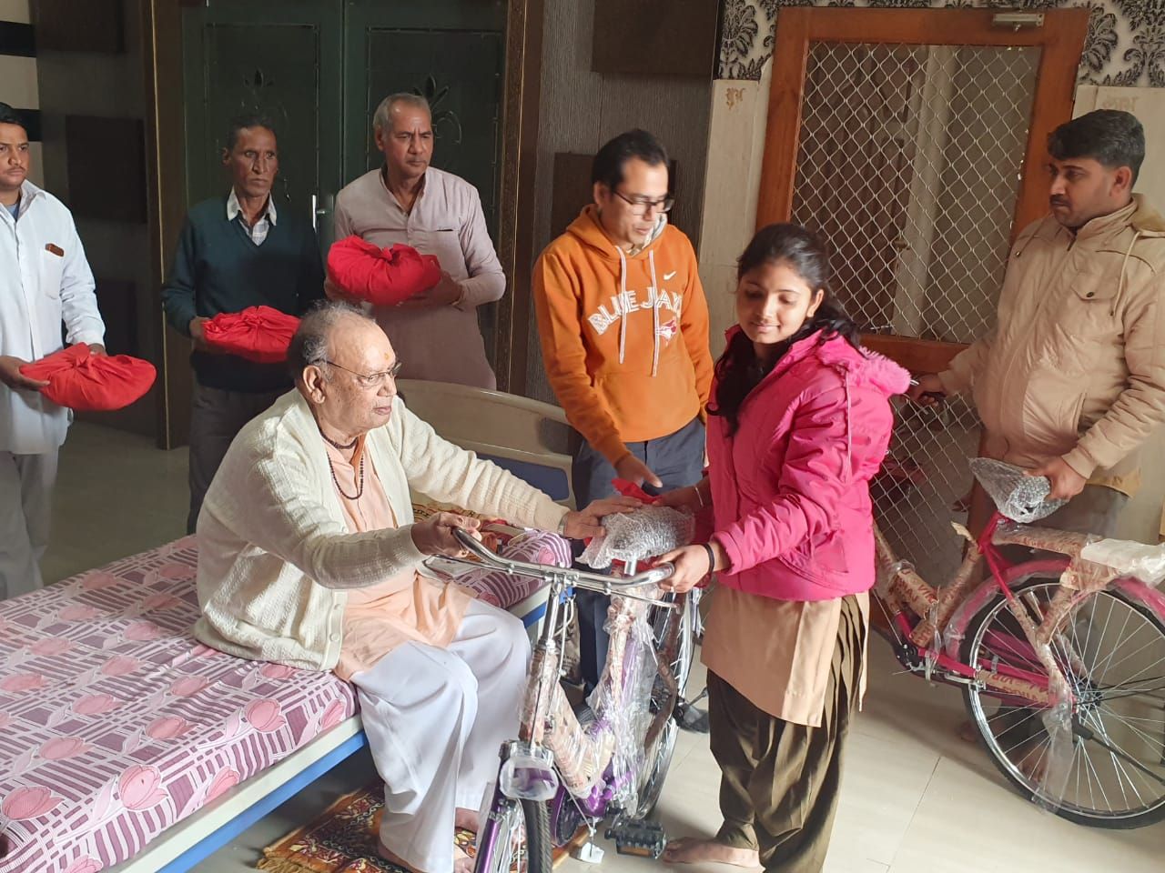 प्रतिभाओं को दी नि:शुल्क साइकिलें