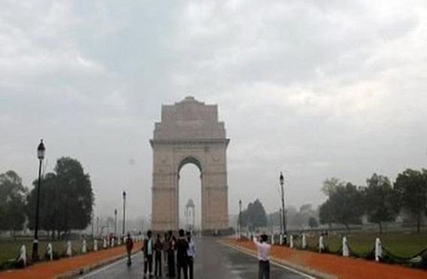 दिल्ली के आसमान में बादल, कुछ इलाकों में हल्की बूंदाबांदी