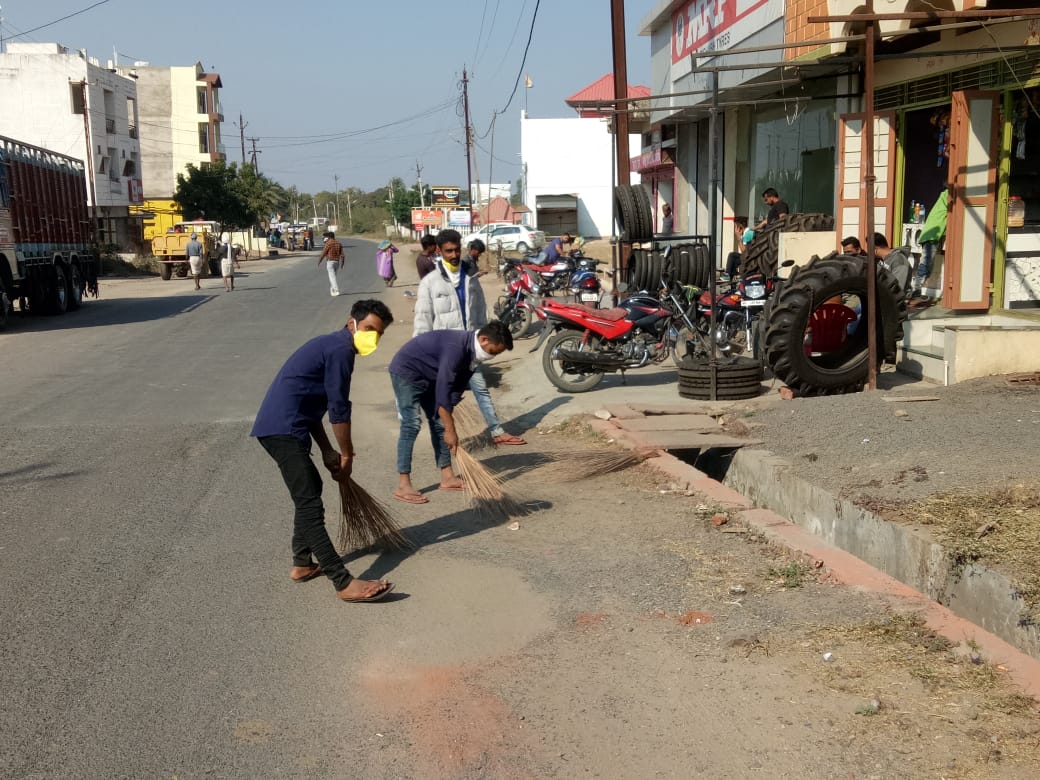 राणापुर में स्वच्छता सर्वेक्षण टीम के आने पर दिखाने के लिए नप कर्मचारी सफाई करने पहुंचे