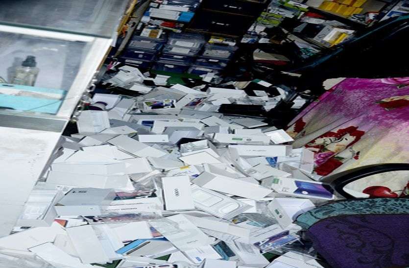 स्मार्ट चोर ,स्मार्ट फोन व नकदी थैले में भरकर हो रहे थे चंपत,पुलिस ने दबोचा