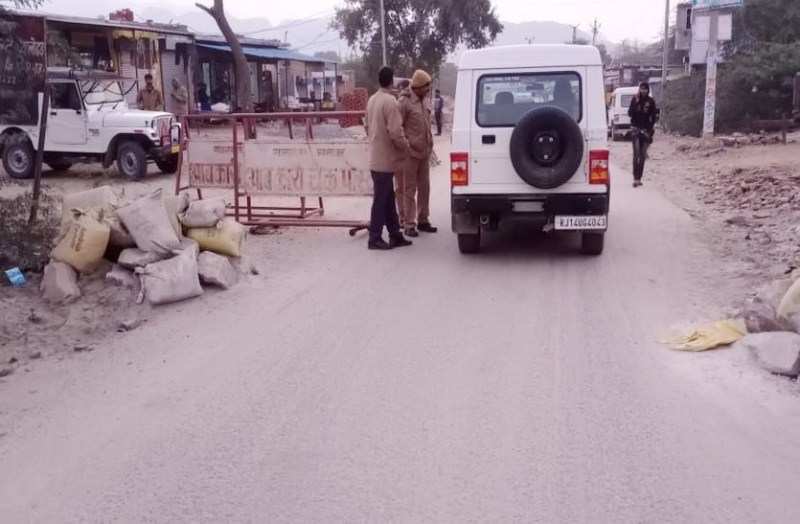 राजस्थान पंचायत चुनाव को लेकर हरियाणा बॉर्डर पर पुलिस जाप्ता तैनात, सभी वाहनों की तलाशी जारी