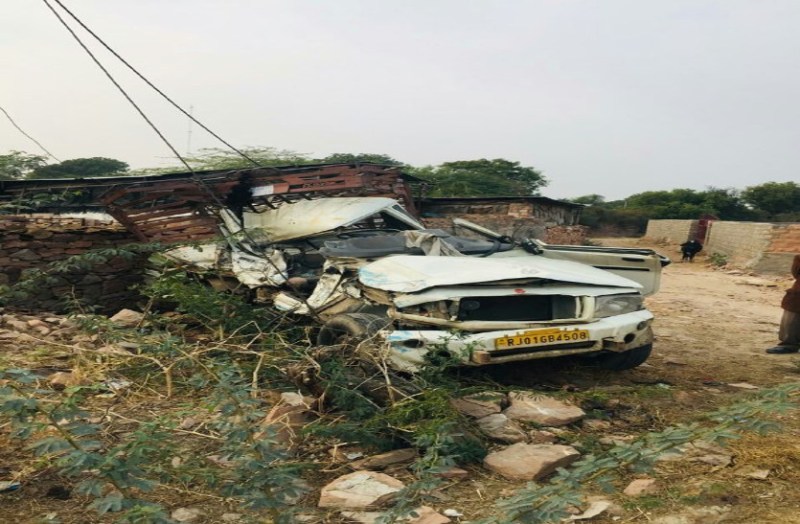 ओवरटेक के प्रयास में बस की पिकअप से भिड़ंत, एक की मृत्यु