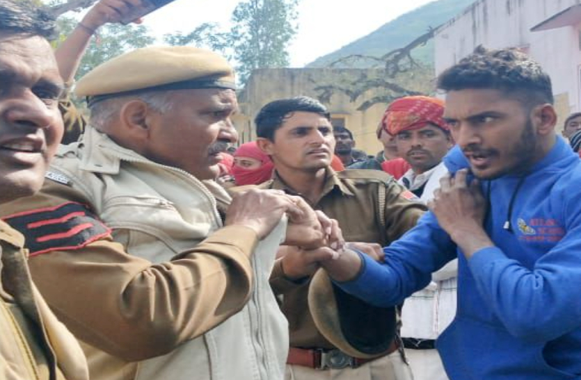 पंचायत चुनाव: मतदान केन्द्र पर बवाल, युवक ने पुलिसकर्मी को मारा थप्पड़, वर्दी पकड़ी