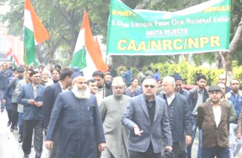 AMU वीसी के इस्तीफे की मांग, छात्र व शिक्षकों ने निकाला मार्च