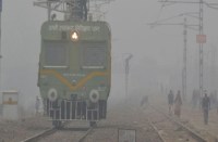 weather: कोहरे से बढ़ी फिसलन तो मुख्य ट्रेक पर फंसी मालगाड़ी, 3 घंटे बंद रहा रेलवे ट्रेक